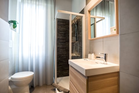 Double Room (Private External Bathroom) | Bathroom | Shower, free toiletries, hair dryer, towels