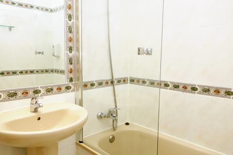 Quadruple Room | Bathroom | Hair dryer, bidet, towels