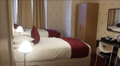 Twin Room, Ensuite | Minibar, individually decorated, free WiFi, bed sheets