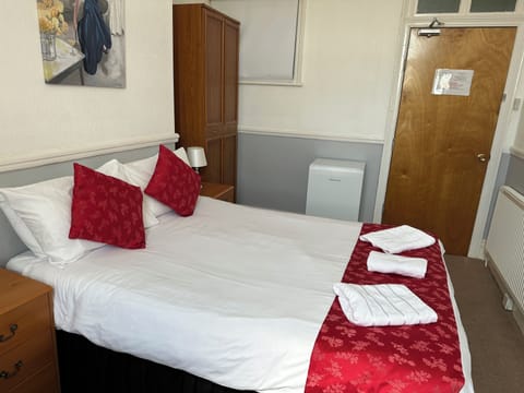 Basic Triple Room, Ensuite | Iron/ironing board, travel crib, free WiFi, bed sheets