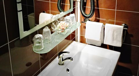 Quadruple Room | Bathroom | Hydromassage showerhead, free toiletries, hair dryer, towels