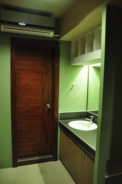 Group Room for 6 | Bathroom | Shower, free toiletries, hair dryer, bidet