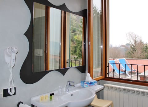 Junior Studio Suite, Terrace | Bathroom | Free toiletries, hair dryer, bidet, towels