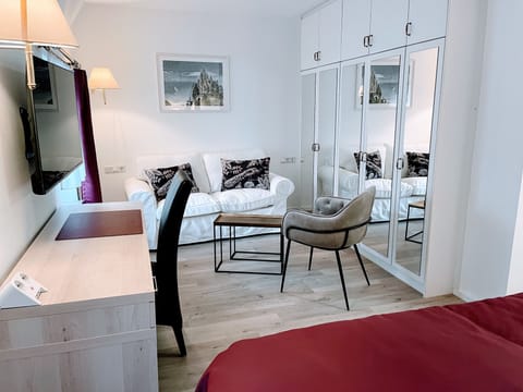 Family Studio Suite, 2 Queen Beds | Living area | 42-inch TV with cable channels