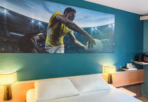 Desk, laptop workspace, soundproofing, free WiFi