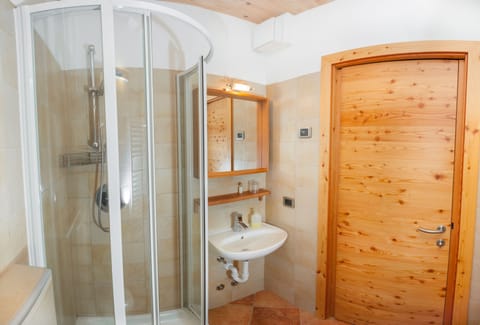 Standard Double Room, Vineyard View | Bathroom | Shower, free toiletries, hair dryer, towels