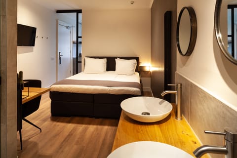 Junior Suite, 1 Queen Bed | Free minibar, in-room safe, free WiFi, bed sheets