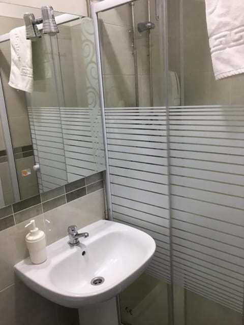 Shower, rainfall showerhead, free toiletries, towels