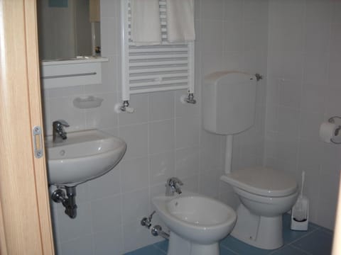 Double Room | Bathroom | Shower, free toiletries, bidet, towels