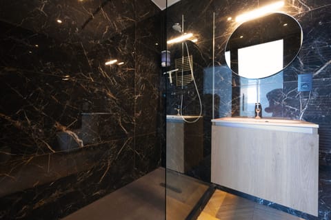 Double Room | Bathroom | Shower, free toiletries, hair dryer, towels