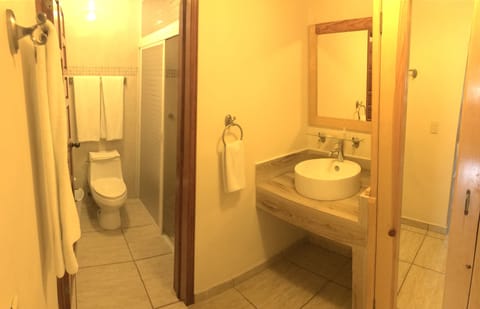 Shower, rainfall showerhead, free toiletries, towels