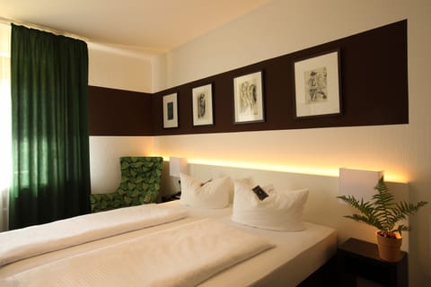 Gallery Double or Twin Room (near water) | Premium bedding, in-room safe, individually decorated