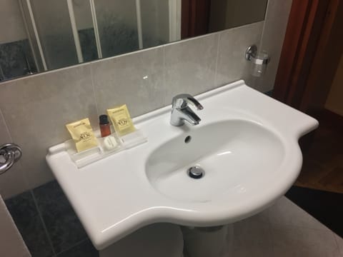 Economy Single Room | Bathroom | Deep soaking tub, free toiletries, hair dryer, bidet