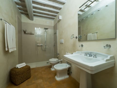 Shower, rainfall showerhead, free toiletries, hair dryer