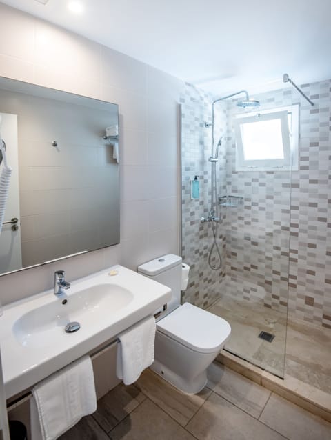 Double Room | Bathroom | Shower, hair dryer, towels, soap