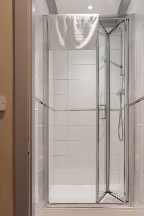 Room, Multiple Beds, Ensuite | Bathroom shower