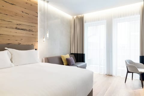 Junior Suite, 1 Queen Bed with Sofa bed | Minibar, in-room safe, desk, iron/ironing board