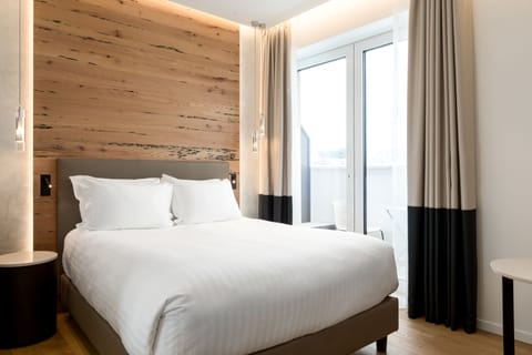 Room, 1 Queen Bed (View) | Minibar, in-room safe, desk, iron/ironing board