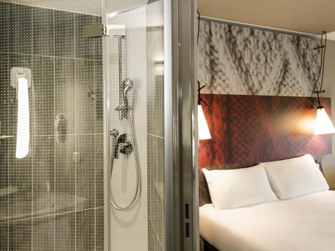 Standard Room, 1 Double Bed | In-room safe, desk, blackout drapes, soundproofing