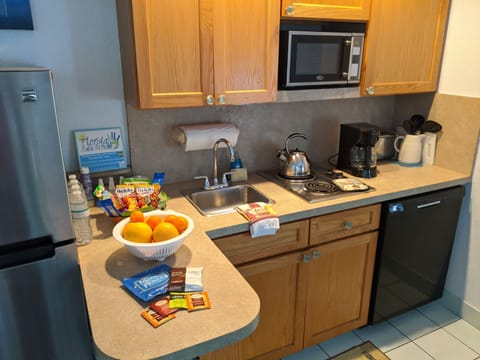 Family Apartment, Private Bathroom (Sunset Suite) | Food and drink