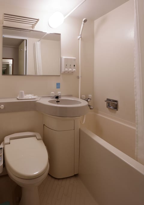 Combined shower/tub, deep soaking tub, free toiletries, hair dryer