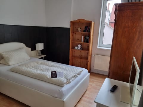 Economy Room | Hypo-allergenic bedding, down comforters, in-room safe, soundproofing