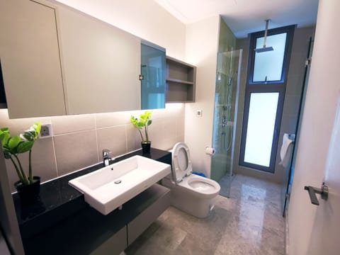 Signature Apartment, 1 Bedroom | Bathroom | Shower, free toiletries, hair dryer, bidet