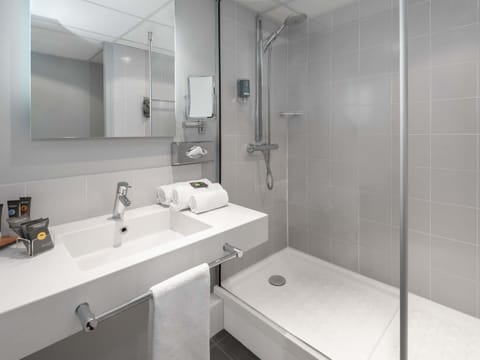 Premium bedding, in-room safe, blackout drapes, soundproofing