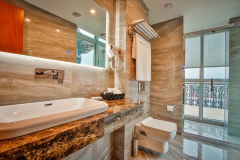 Suite with Double Terrace | Bathroom | Shower, rainfall showerhead, free toiletries, hair dryer