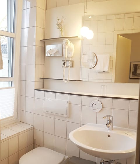 Basic Single Room, 1 Twin Bed | Bathroom sink