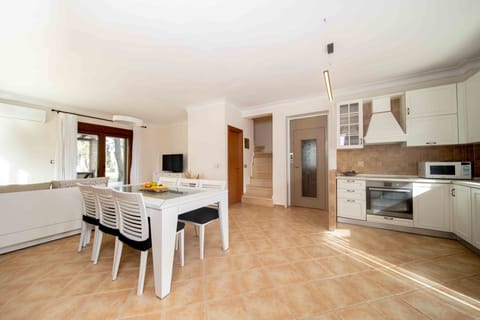 Beach Villa with 4 Bedrooms | Private kitchen | Full-size fridge, microwave, oven, stovetop