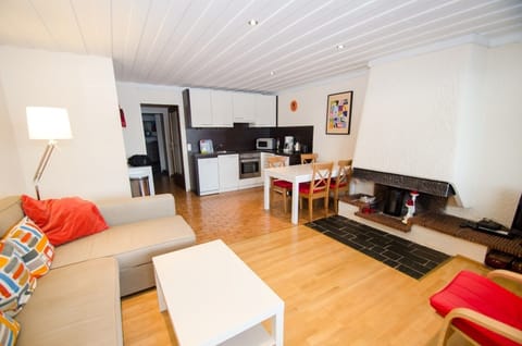 Apartment (THE GOOD VIEW II) | Living area | Flat-screen TV, DVD player