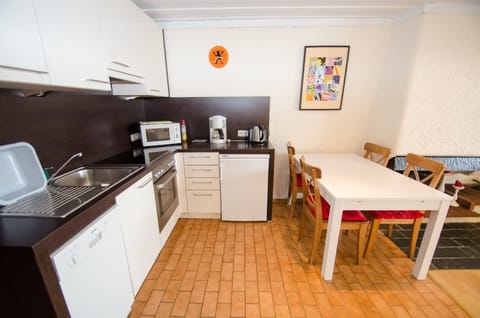 Apartment (THE GOOD VIEW II) | Private kitchen | Fridge, microwave, oven, dishwasher