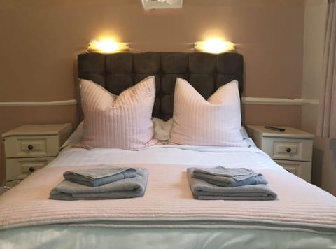 Double Room, 1 Double Bed, Garden View | Individually decorated, blackout drapes, iron/ironing board, free WiFi