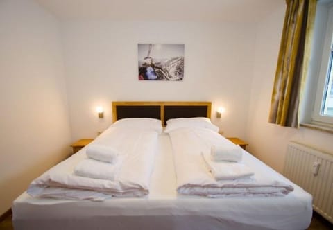 Apartment, 2 Bedrooms, Mountain View | 2 bedrooms, iron/ironing board, cribs/infant beds, free WiFi