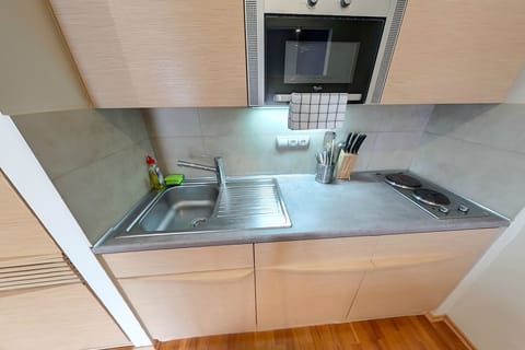 Deluxe Room | Private kitchenette | Fridge, microwave, stovetop, highchair