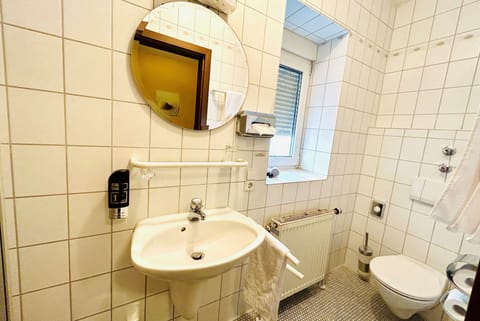 Standard Single Room | Bathroom | Deep soaking tub, rainfall showerhead, free toiletries, hair dryer