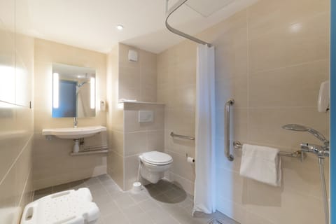 Double Room, Accessible, Non Smoking | Bathroom | Shower, towels