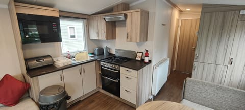 No Pets Woodpecker 2 Bed | Private kitchen | Full-size fridge, microwave, oven, stovetop