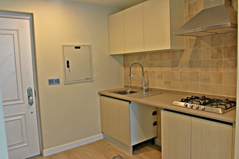 Studio Suite | Private kitchen | Fridge, microwave, stovetop, coffee/tea maker