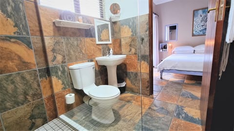 Cottage En suite Double - Room 3  | Bathroom | Shower, hydromassage showerhead, free toiletries, hair dryer