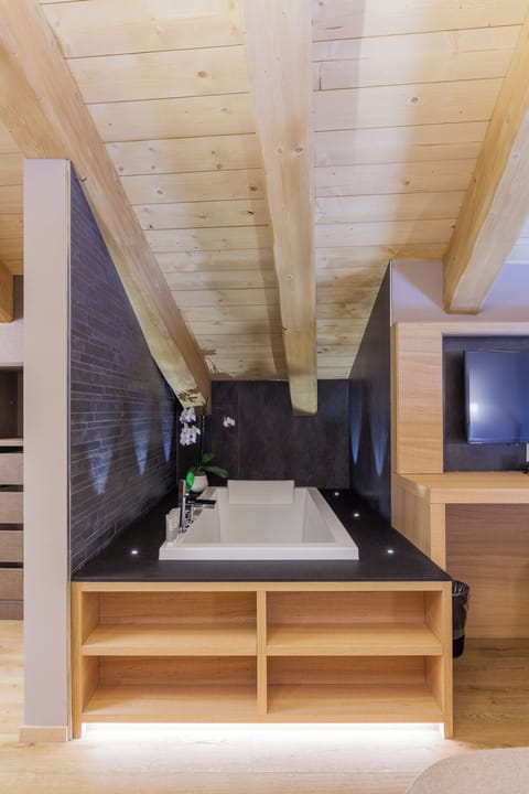 Exclusive Suite, 2 Bedrooms (Master) | Bathroom | Separate tub and shower, free toiletries, hair dryer, bathrobes