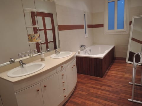 Triple Room (Symphonie) | Bathroom | Hair dryer, towels