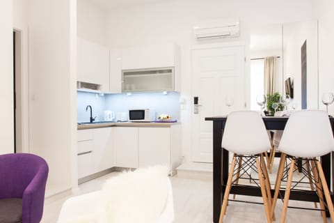 Deluxe Apartment, 1 Bedroom | Private kitchenette