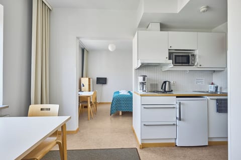 Studio Suite, Kitchen | Private kitchenette