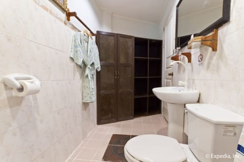 Standard Room | Bathroom | Shower, free toiletries, hair dryer, bathrobes