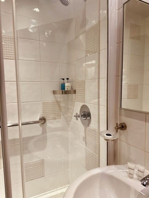 Executive Double Room | Bathroom | Hair dryer, towels