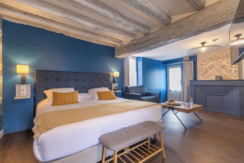 Junior Suite, Terrace | Premium bedding, individually decorated, individually furnished, desk