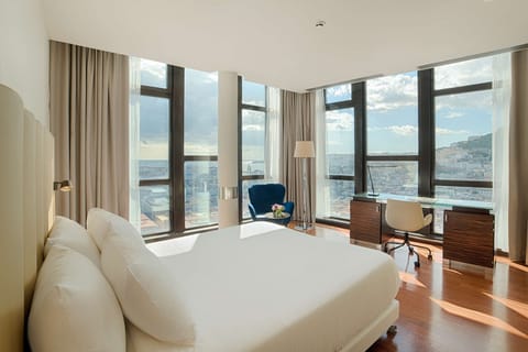 Premium Room, Sea View | Minibar, in-room safe, desk, soundproofing