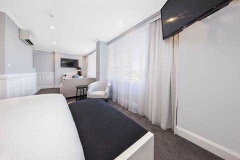 Studio Suite | Premium bedding, pillowtop beds, desk, laptop workspace